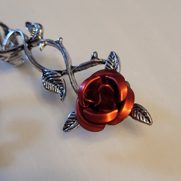 HOT TOPIC BLACKHEART Brand Silver-tone Red Rose Ear Cuff - Picture 6 of 16